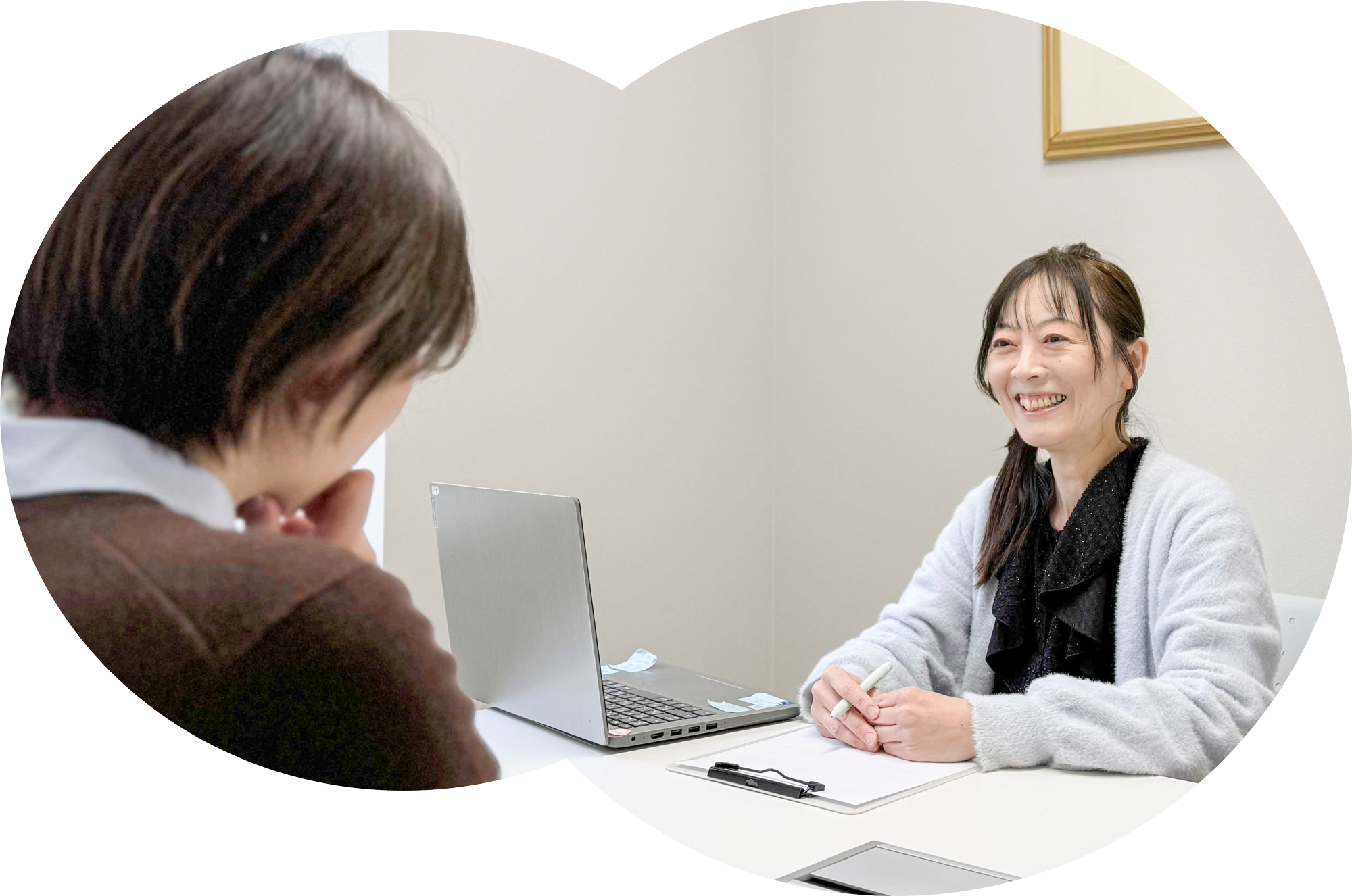 スタッフが相談にのる様子